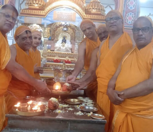 भगवान शांतिनाथ के जयकारों से गूंजे जैन मंदिर Jain temples resounded with chants hailing Lord Shantinath.