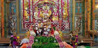 श्रीराम मंदिर में सजे जल विहार मनोरथ: फूल बंगले में कराया शयन Jal Vihar Manrath decorated in Shri Ram Temple