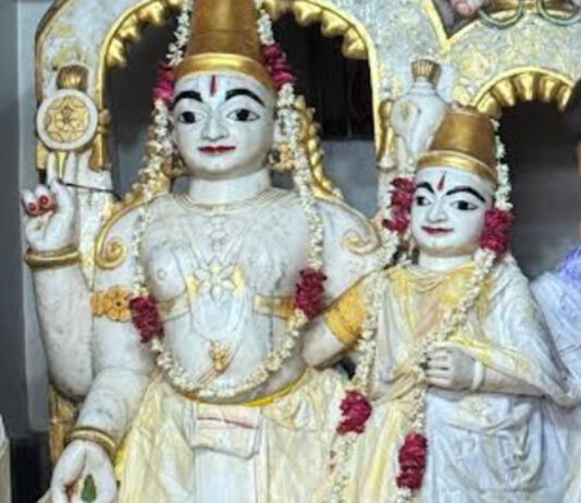 केसर जल-आमरस से भरे 81 कलशों से किया ठाकुरजी का अभिषेक