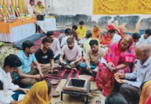 ख्वास जी का बाग में पंच कुंडीय गायत्री महायज्ञ में युवाओं ने दी आहुतियां Youths offered oblations at the five-altar Gayatri Mahayagya held at Khwas Ji Ka Bagh.