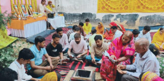 ख्वास जी का बाग में पंच कुंडीय गायत्री महायज्ञ में युवाओं ने दी आहुतियां Youths offered oblations at the five-altar Gayatri Mahayagya held at Khwas Ji Ka Bagh.