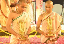 पांच सौ किलो पुष्पों से सजे दिव्य कुंड में कराया श्री कृष्ण-बलराम को जल विहार