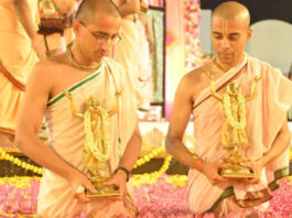 पांच सौ किलो पुष्पों से सजे दिव्य कुंड में कराया श्री कृष्ण-बलराम को जल विहार