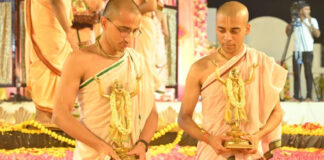 पांच सौ किलो पुष्पों से सजे दिव्य कुंड में कराया श्री कृष्ण-बलराम को जल विहार