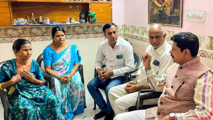 Elderly Woman Returning from Temple Tackled and Robbed of Jewelry Worth ₹4.23 Lakhs