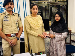 जयपुर पुलिस की ईमानदारी बनी मिसाल: सड़क पर मिला 13 हजार रुपये से भरा पर्स