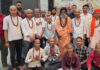 गौ माता के सम्मान के लिए बीस से अधिक युवाओं ने कराया मुंडन More than twenty youths had their heads shaved in honor of Mother Cow.