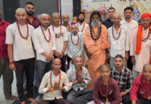 गौ माता के सम्मान के लिए बीस से अधिक युवाओं ने कराया मुंडन More than twenty youths had their heads shaved in honor of Mother Cow.