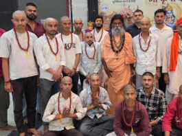 गौ माता के सम्मान के लिए बीस से अधिक युवाओं ने कराया मुंडन More than twenty youths had their heads shaved in honor of Mother Cow.