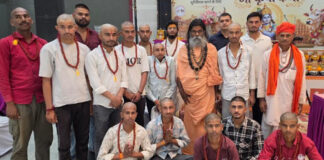 गौ माता के सम्मान के लिए बीस से अधिक युवाओं ने कराया मुंडन More than twenty youths had their heads shaved in honor of Mother Cow.