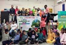 नेत्रहीन बच्चों ने प्लास्टिक बोतलों से बनाए आकर्षक प्लांटर Blind children made attractive planters from plastic bottles