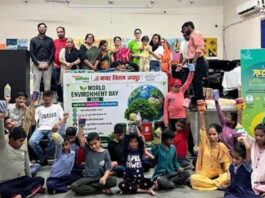 नेत्रहीन बच्चों ने प्लास्टिक बोतलों से बनाए आकर्षक प्लांटर Blind children made attractive planters from plastic bottles