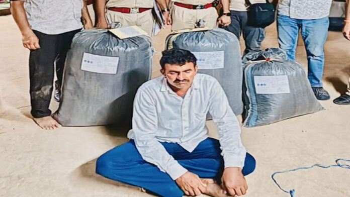 Accomplices linked to the network of a smuggler carrying a reward of ₹1 lakh arrested. Accomplices linked to the network of a smuggler carrying a reward of ₹1 lakh arrested.
