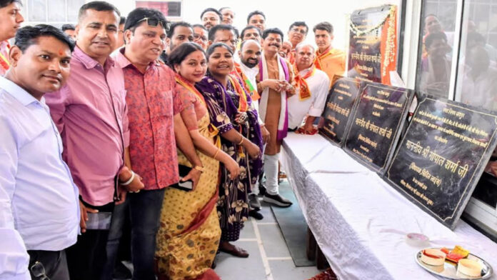 Gopal Sharma presents the residents of Ward 32 with the gift of development works.