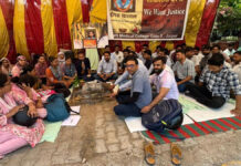 नर्सेज धरने में हटाए गए नर्सेज की बहाली और मृतक दीपक के परिवार को न्याय की मांग Nurses' protest demands reinstatement of dismissed nurses and justice for the family of the deceased, Deepak.