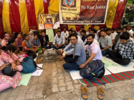 नर्सेज धरने में हटाए गए नर्सेज की बहाली और मृतक दीपक के परिवार को न्याय की मांग Nurses' protest demands reinstatement of dismissed nurses and justice for the family of the deceased, Deepak.