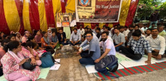 नर्सेज धरने में हटाए गए नर्सेज की बहाली और मृतक दीपक के परिवार को न्याय की मांग Nurses' protest demands reinstatement of dismissed nurses and justice for the family of the deceased, Deepak.