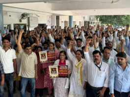 संविदा नर्सों की बहाली और मुआवजे की मांग को लेकर जयपुरिया अस्पताल में किया नर्सेज ने विरोध प्रदर्शन
