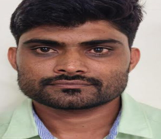 चिकन शॉप का लाइसेंस जारी करने की एवज में रिश्वत लेते नगर निगम का पशुधन निरीक्षक गिरफ्तार Municipal Corporation livestock inspector arrested while accepting a bribe.