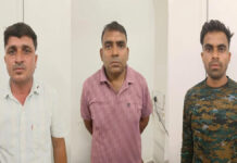 वन विभाग के तीन फॉरेस्ट गार्ड दस हजार की रिश्वत लेते गिरफ्तार Three Forest Department guards arrested for accepting a bribe.