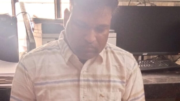 Traffic In-charge Caught by ACB While Accepting a Bribe of ₹7,000 Traffic In-charge Caught by ACB While Accepting a Bribe of ₹7,000