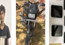 झपट्टा मारकर मोबाइल छीनने वाले दो आरोपियों को दबोचा Two accused nabbed for snatching a mobile phone.