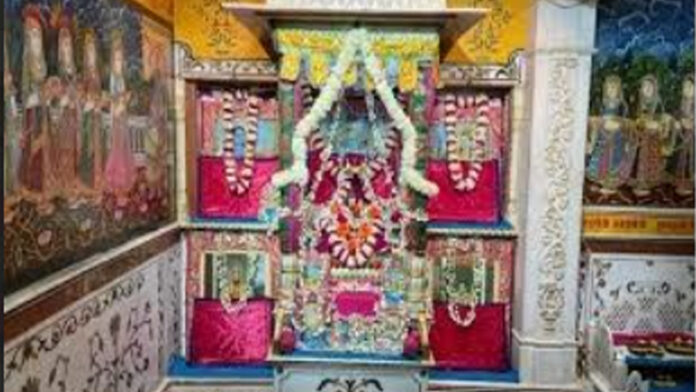 A magnificent 'Phool Bangla' tableau of Thakurji will be set up at Shri Saras Nikunj.
