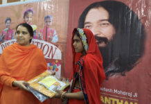 डीजेजेएस सोडाला आश्रम में समर कैंप के दौरान डिस्ट्रीब्यूशन ड्राइव आयोजित Distribution drive organised during summer camp at DJJS Sodala Ashram