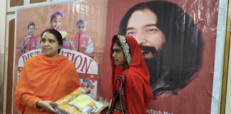 डीजेजेएस सोडाला आश्रम में समर कैंप के दौरान डिस्ट्रीब्यूशन ड्राइव आयोजित Distribution drive organised during summer camp at DJJS Sodala Ashram