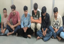 स्पा सेंटरों की आड़ में गड़बड़ी पर पुलिस का डंडा: पुलिस ने आठ लोगों को पकड़ा Police crack down on irregularities under the guise of spa centers.