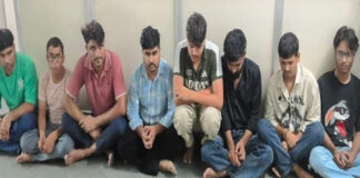 स्पा सेंटरों की आड़ में गड़बड़ी पर पुलिस का डंडा: पुलिस ने आठ लोगों को पकड़ा Police crack down on irregularities under the guise of spa centers.