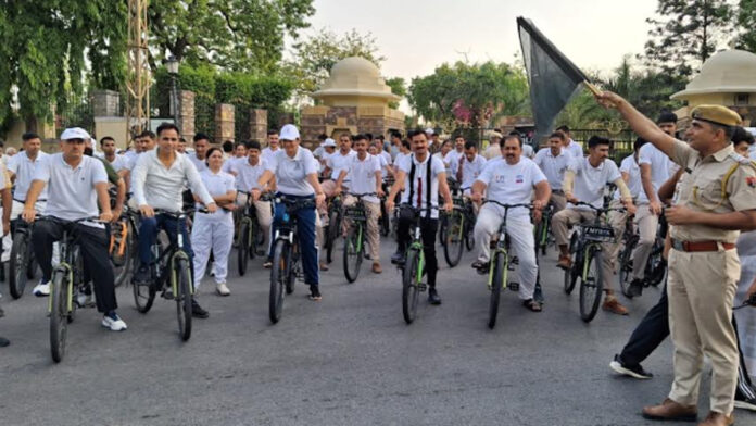 More than 20,000 people participated in the Rajasthan Police's 'Sunday on Cycle' campaign. More than 20,000 people participated in the Rajasthan Police's 'Sunday on Cycle' campaign.