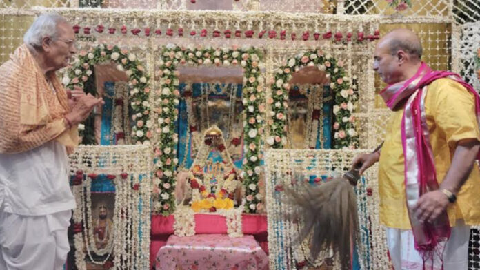 Thakurji's 'Phool Bangla' adorned after four hours of devotional service. Thakurji's 'Phool Bangla' adorned after four hours of devotional service.