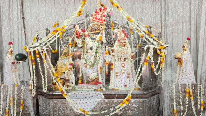 A magnificent view of the 'Jal Yatra' at the Govind Dev Ji Temple. A magnificent view of the 'Jal Yatra' at the Govind Dev Ji Temple.