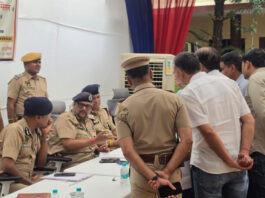 थाने में पुलिस कमिश्नर ने परिवादियों की जनसुनवाई कर मौके पर अधिकारियों को दिए त्वरित निस्तारण के निर्देश The Police Commissioner held a public hearing for complainants at the police station.