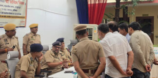 थाने में पुलिस कमिश्नर ने परिवादियों की जनसुनवाई कर मौके पर अधिकारियों को दिए त्वरित निस्तारण के निर्देश The Police Commissioner held a public hearing for complainants at the police station.