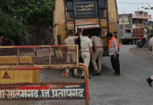 यातायात नियम तोड़ने वालों पर पुलिस का शिकंजा: दो दिन में 16,656 वाहनों पर कार्रवाई Police crack down on traffic rule violators.