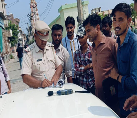 यातायात नियमों की धज्जियां उड़ाने वालों पर पुलिस का वज्रपात