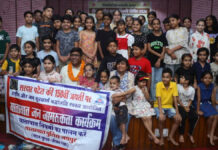 प्रेस क्लब बाल अभिरूचि शिविर में हंसी मजाक में यातायात नियमों की सीख दे गए पी.के. मस्त Learning traffic rules at the Press Club's children's interest camp