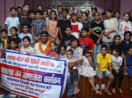 प्रेस क्लब बाल अभिरूचि शिविर में हंसी मजाक में यातायात नियमों की सीख दे गए पी.के. मस्त Learning traffic rules at the Press Club's children's interest camp