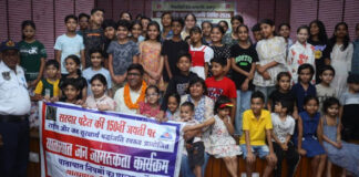 प्रेस क्लब बाल अभिरूचि शिविर में हंसी मजाक में यातायात नियमों की सीख दे गए पी.के. मस्त Learning traffic rules at the Press Club's children's interest camp