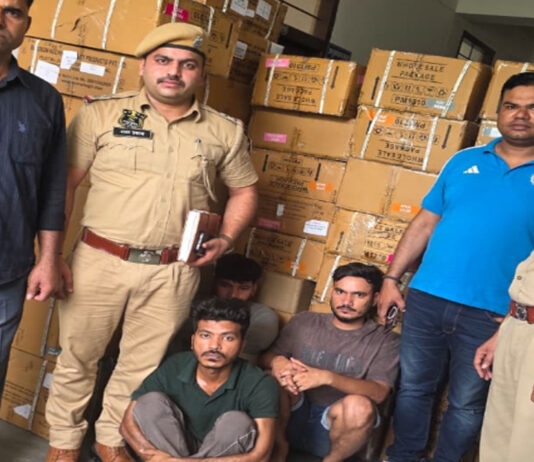 वेयर हाउस कर्मचारियों ने ही उड़ाए लाखों के कॉस्मेटिक्स Warehouse employees themselves made off with cosmetics worth lakhs.