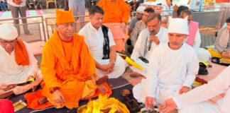 जयपुर में विशाल 40 कुंडीय महायज्ञ में 108 जोड़ों ने दी आहुति 108 couples offered oblations at a grand 40-kund Mahayajna in Jaipur.