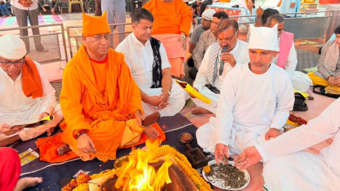 108 couples offered oblations at a grand 40-kund Mahayajna in Jaipur. 108 couples offered oblations at a grand 40-kund Mahayajna in Jaipur.