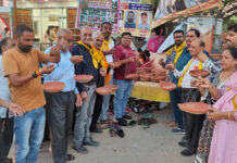 भगवान श्री झूलेलाल की महाआरती कर 101 परिंडे वितरित किये 101 water vessels were distributed after performing the Maha Aarti of Lord Shri Jhulelal.