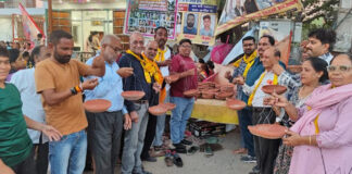 भगवान श्री झूलेलाल की महाआरती कर 101 परिंडे वितरित किये 101 water vessels were distributed after performing the Maha Aarti of Lord Shri Jhulelal.