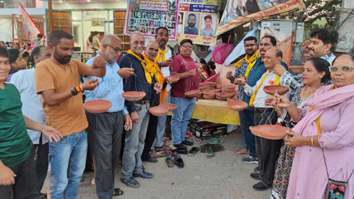 101 water vessels were distributed after performing the Maha Aarti of Lord Shri Jhulelal. 101 water vessels were distributed after performing the Maha Aarti of Lord Shri Jhulelal.