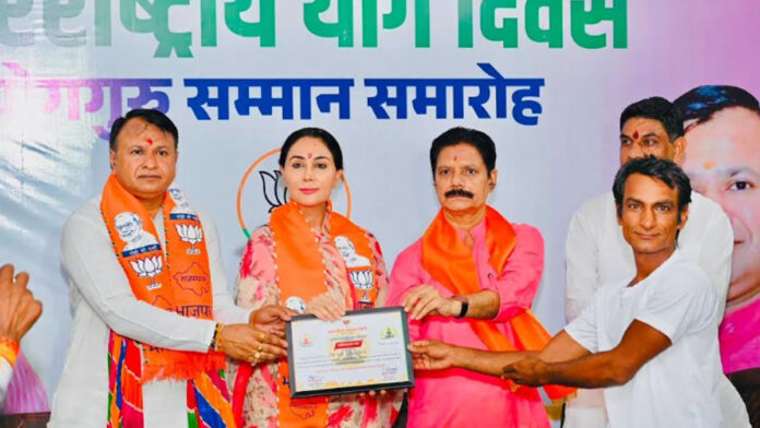Yoga experts honored at the Yoga Guru Award Ceremony. Yoga experts honored at the Yoga Guru Award Ceremony.