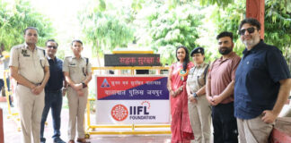 जयपुर ट्रैफिक पुलिस को मिले एलईडी डिस्प्ले और हाई-विजिबिलिटी फ्लैश लाइट्स के साथ बैरिकैड Jaipur traffic police get barricades with LED displays and high-visibility flashlights