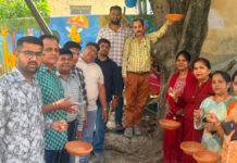 युवा जागृति संगठन ने लगाए और वितरित किए 101 परिंडे Yuva Jagriti Sangathan installed and distributed 101 water feeders for birds.
